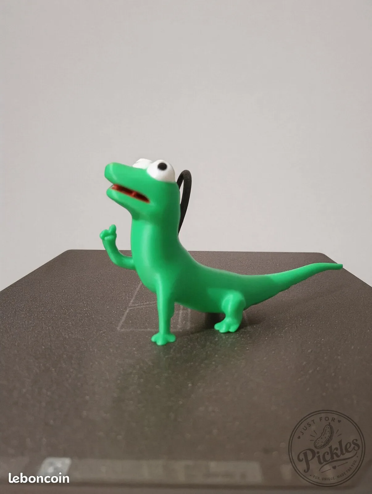 Funny Green Lizard Middle Finger Statue – Cute Googly Eye Gecko Table Top Decor